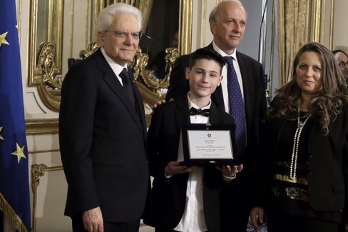 Il presidente Mattarella premia uno studente di Barletta