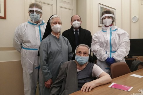 Suor Vittoria, l'emozione dopo aver ricevuto il vaccino