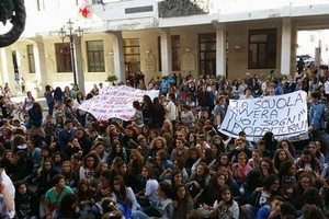 Caos-aule al  "Garrone ", le proteste degli studenti ai piedi del  "Curci "