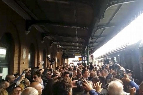Destinazione Italia, il tour in treno di Matteo Renzi arriva a Barletta