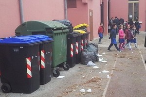 Rifiuti alla scuola Musti