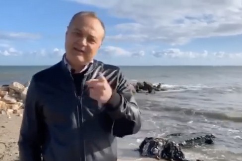 Scarti di tomaie abbandonati sull'arenile di Barletta. Passero: «L'ennesimo scempio»