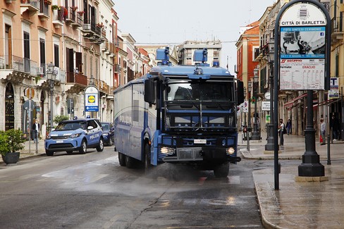 Sanificazione delle strade di Barletta con l'idrante del IV Reparto Mobile di Napoli