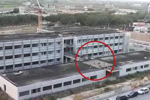 Ragazzini a spasso sul tetto della scuola incompleta