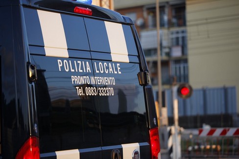 Polizia di Barletta con il megafono per le strade