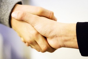 Stretta di mani
