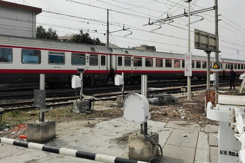 Tragedia in via Andria, ragazza investita dal treno. <span>Foto Francesca Piazzolla</span>