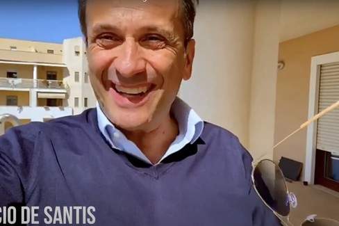 Uccio De Santis saluta i ragazzi del  "Teatro senza barriere "