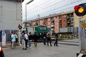 Polizia e Carabinieri intervengono al passaggio a livello in via Andria