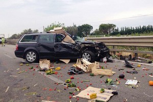 Incidente stradale Volkswagen e camion frutta