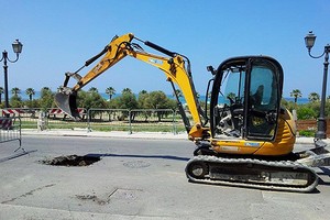 Voragine si apre in via Mura del Carmine