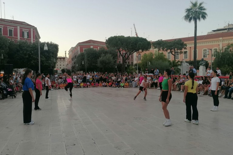 Nona edizione Apulia Danza Festival a Barletta performance urbana presso i Giardini De Nittis