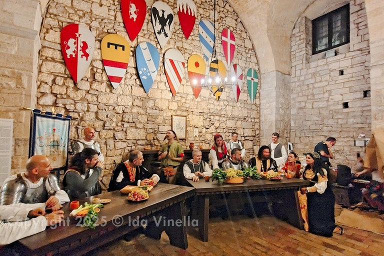 La città rivive la Disfida: nella Cantina va in scena l'Offesa. <span>Foto Ida Vinella</span>