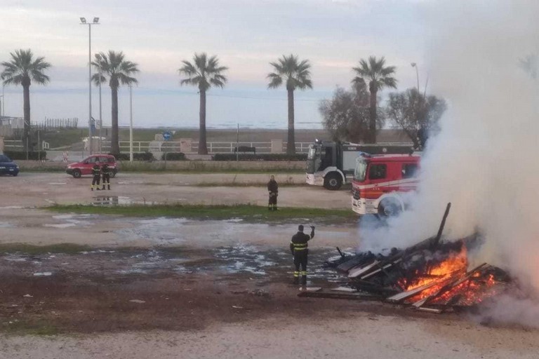 In fiamme la catasta di legna per la fanova dell'Immacolata
