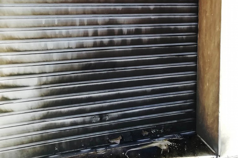 Fiamme all'ingresso della pizzeria