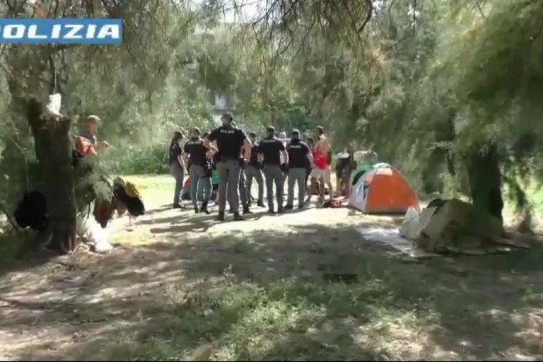 Intervento della Polizia alla pineta di Ponente