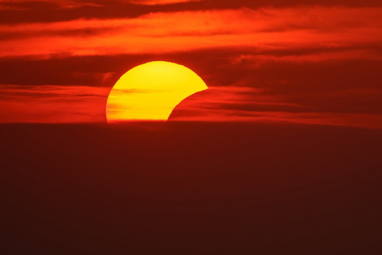 Eclissi solare, lo spettacolo nel cielo di Barletta. <span>Foto Paky Cassano</span>