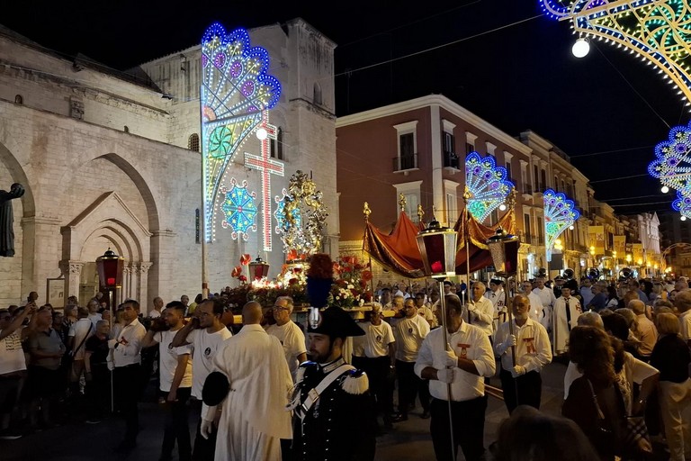La devozione per il Santo Legno della Croce in processione. <span>Foto Anna Dicorato</span>