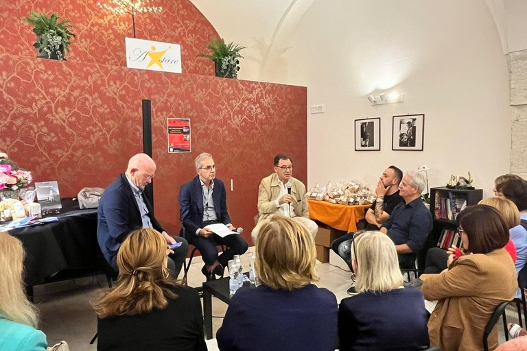 Barletta, un dialogo “senza sbarre”: il libro di Giannicola Sinisi presentato con Don Agresti. <span>Foto Valentina Paolillo</span>