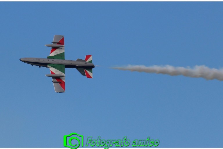 Le prove dell'Air Show delle Frecce Tricolori sul lungomare di Barletta. <span>Foto Fotografoamico</span>