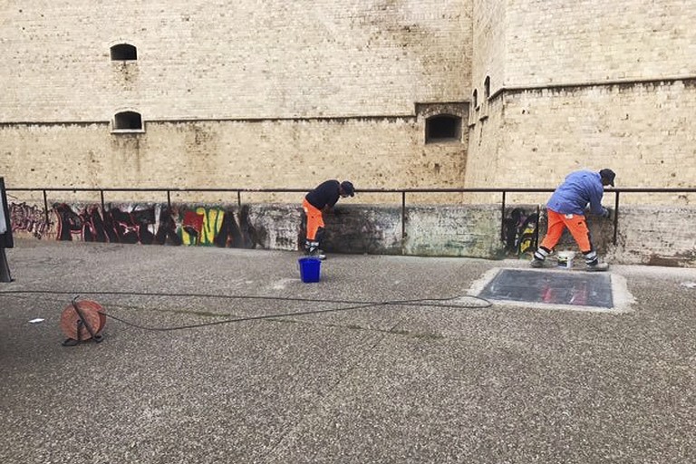 Pulizia dei graffiti al Castello