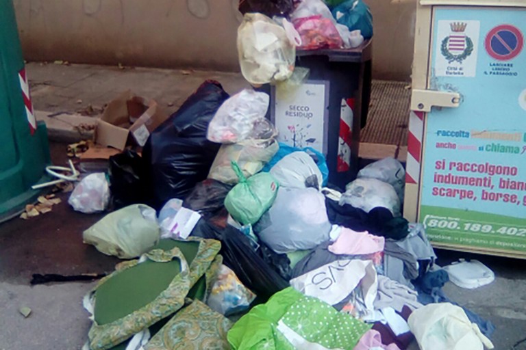 Via Giuseppe Ungaretti terra di rifiuti