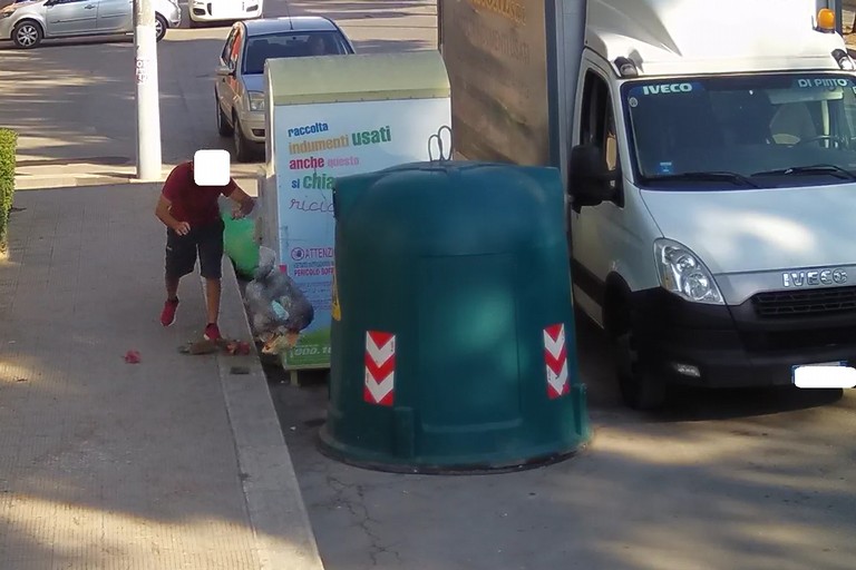 Sacchetto selvaggio, le fototrappole immortalano i responsabili