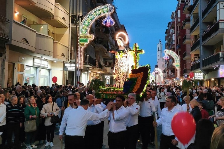 L'abbraccio del quartiere Settefrati di Barletta per Santa Rita
