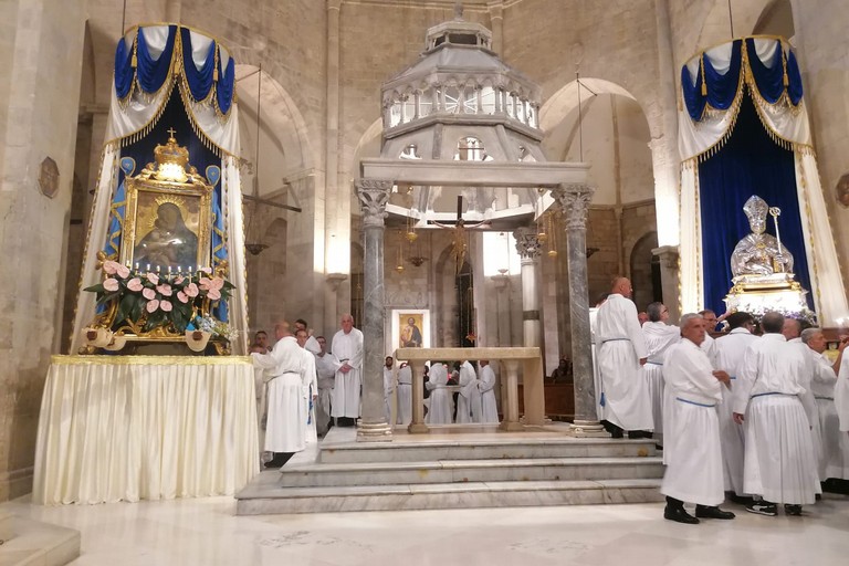 Arrivo dei Santi Patroni in Cattedrale: la devozione è nel cuore dei barlettani. <span>Foto Valentina Paolillo</span>