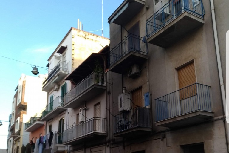 Facciata annerita dall'incendio in via Gallo
