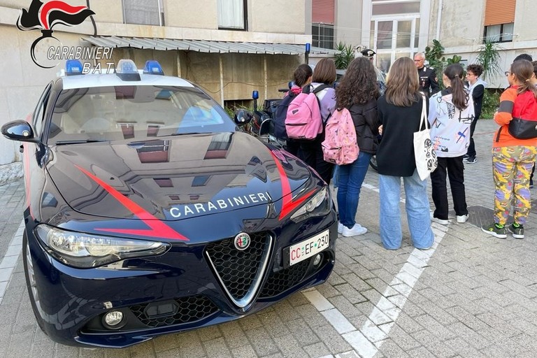 Studenti di Barletta a lezione di legalità con i Carabinieri