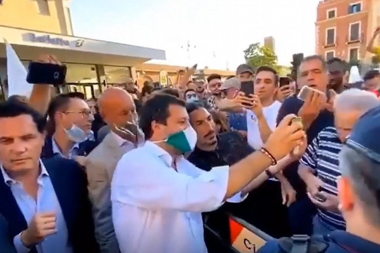 A caccia di selfie con Salvini