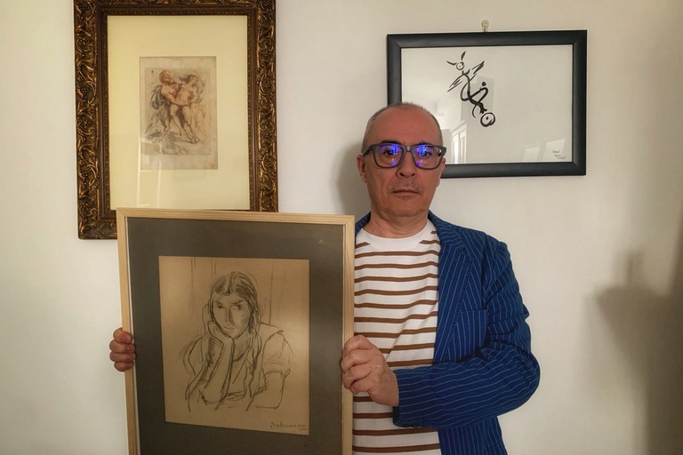 Roberto Malini con il Ritratto di donna di Isaac Dobrinski