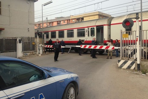 Tragedia sui binari in via Andria