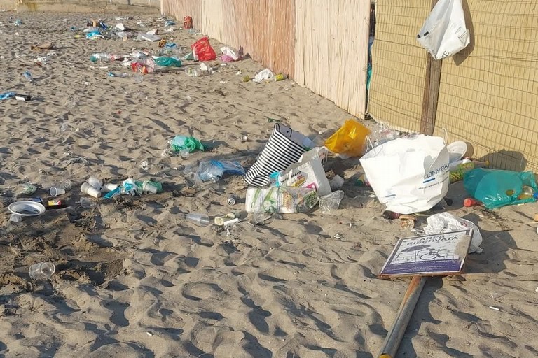 Rifiuti in spiaggia a Barletta