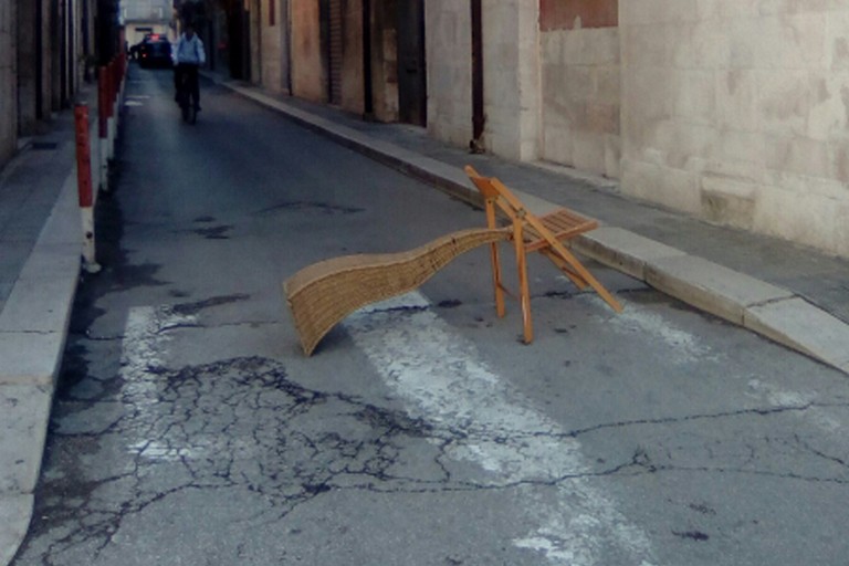 Via Gabriele da Barletta, strada bloccata con le sedie