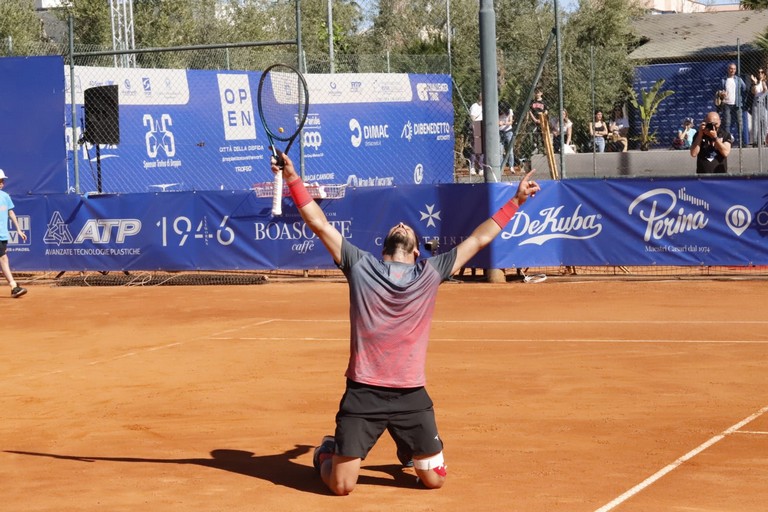 Damir Dzumhur trionfa al Challenger ATP “Città della Disfida” 2024. <span>Foto Cosimo Campanella</span>