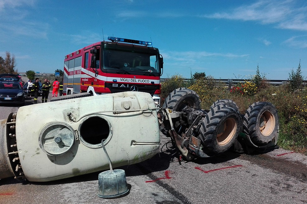 Incidente a Rasciatano su via Canosa, si ribalta un trattore. <span>Foto Francesca Piazzolla</span>