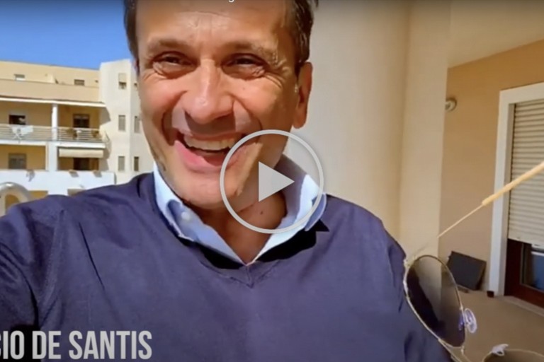 Uccio De Santis saluta i ragazzi del Teatro senza barriere di Barletta
