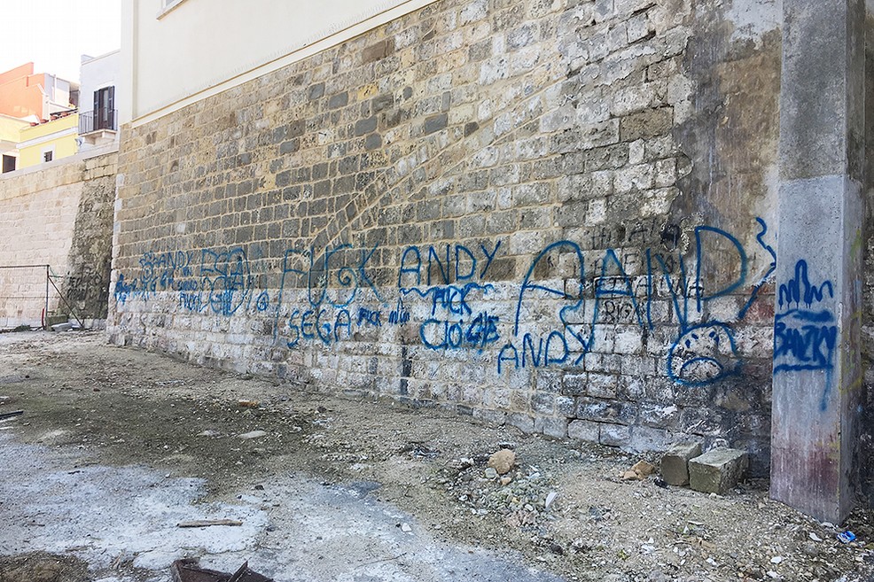 Vandalismo in via Mura San Cataldo