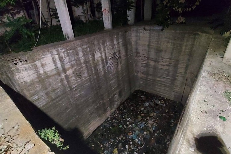 Gatto salvato da un vascone nell'ex distilleria di Barletta