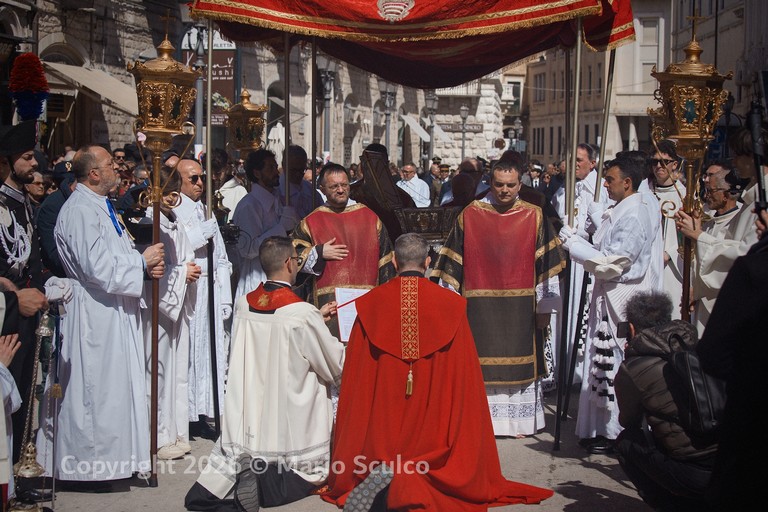 L'Ora Nona e il Voto del Venerdì Santo: Barletta rinnova il suo rito tra fede e memoria. <span>Foto Mario Sculco</span>