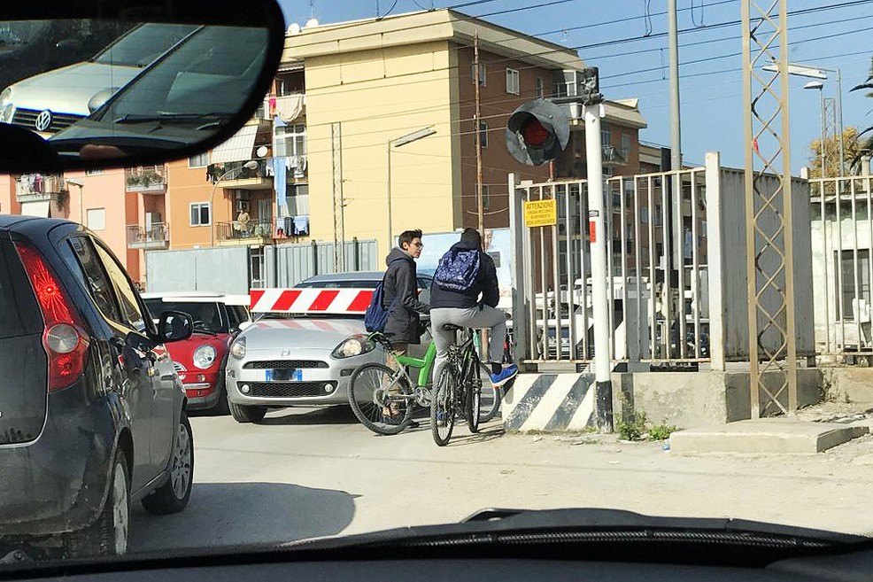 Passaggio a livello di via Andria, automobili incastrate dalle sbarre
