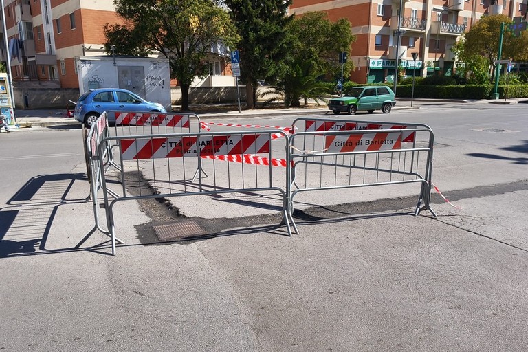 Transenne a centro strada in via Barberini