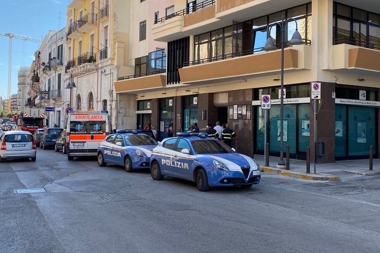 Polizia e ambulanza in via Roma