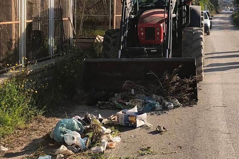 Rimossi cumuli di spazzatura in via Vecchia per Canosa