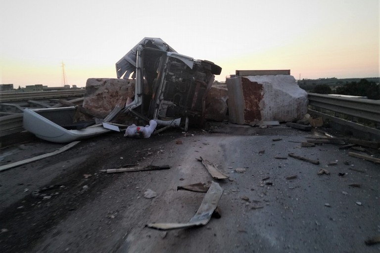 Terribile incidente sulla SS16bis a Barletta Sud, camion a pezzi