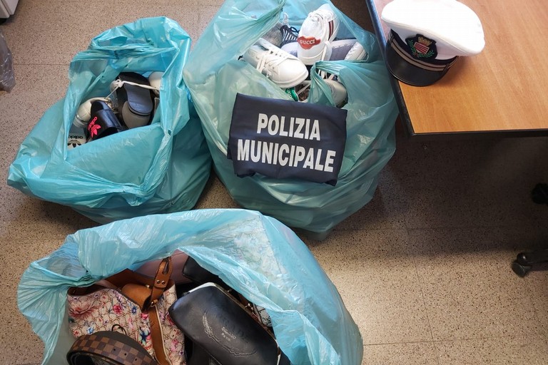 Merce sequestrata dalla Polizia locale di Barletta