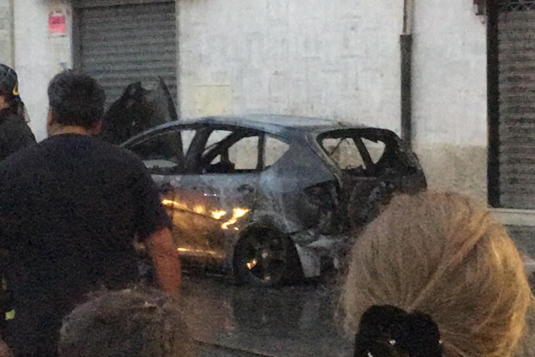 Automobile bruciata