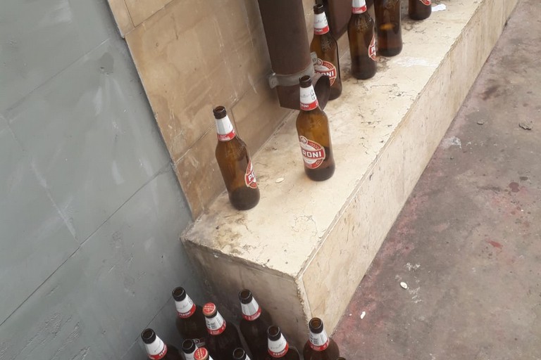 Birra e degrado in Largo San Nicola